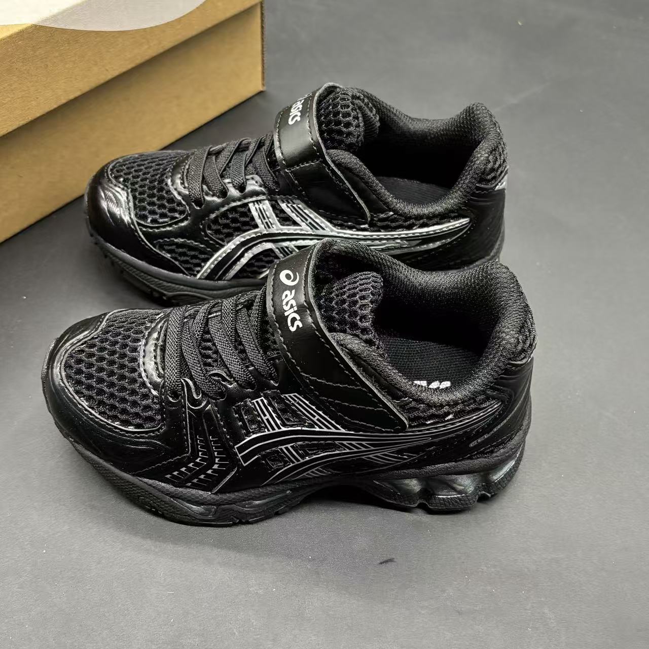 Children's shoes child